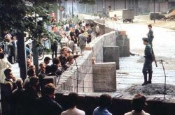 连接一切的背后是控制一切,微信卡在了自我构筑的高墙上